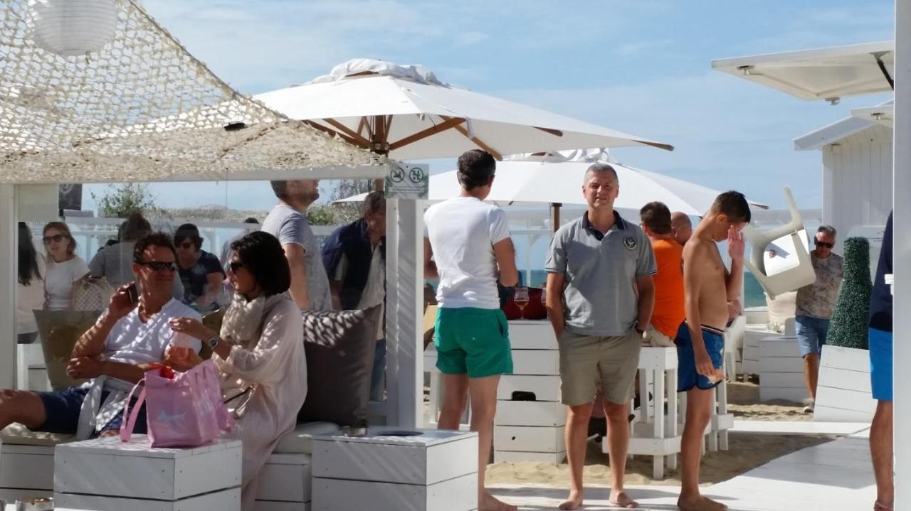 Zonnig En Gezellig Appartement Met Zijdelings Zeezicht En Zwembad In Koksijde Ngoại thất bức ảnh