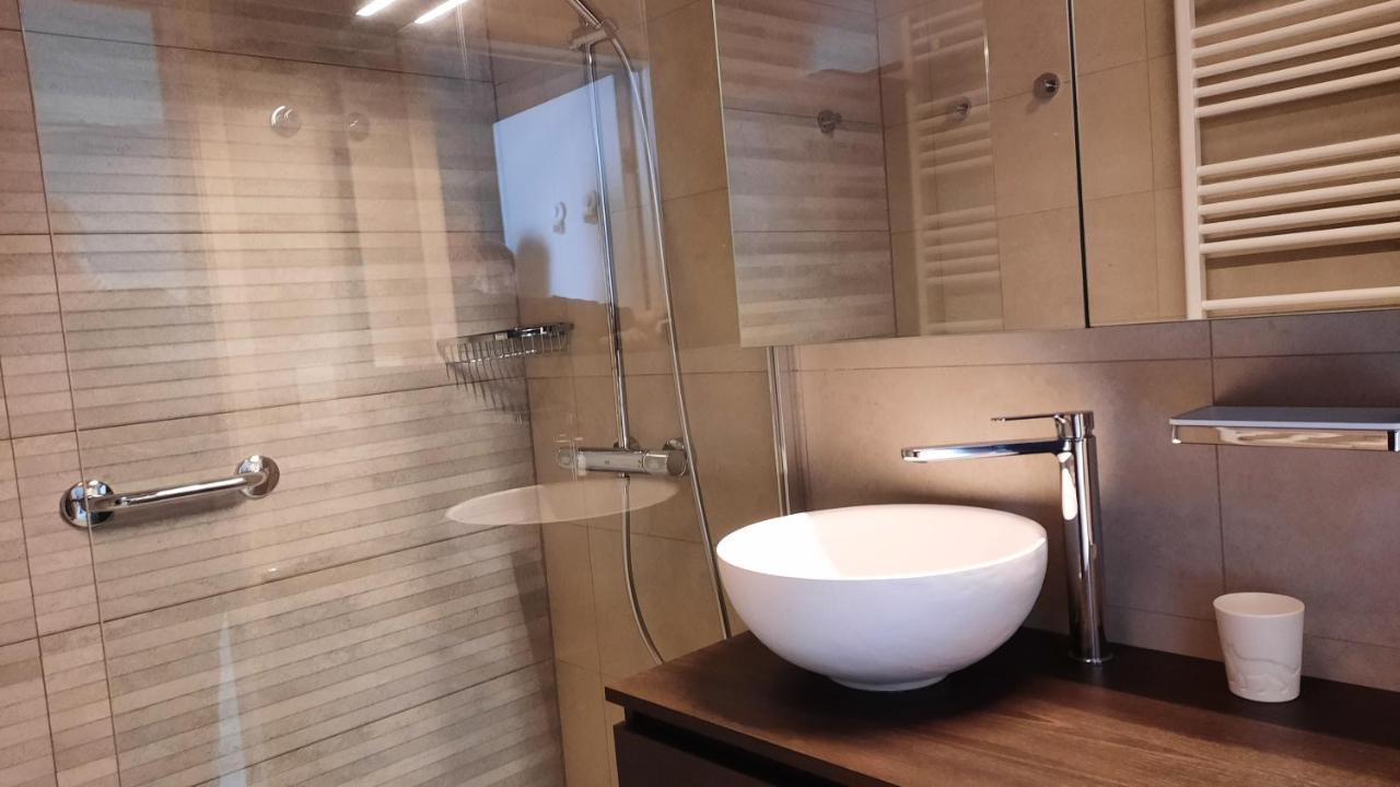 Zonnig En Gezellig Appartement Met Zijdelings Zeezicht En Zwembad In Koksijde Ngoại thất bức ảnh